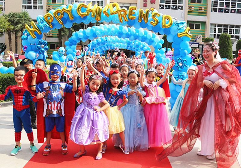 教育 正文  孩子们身着节日的盛装,精心装扮,cosplay着各种卡通人物