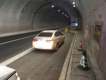 最近重庆三环高速玉龙山隧道,司机在隧道应急带内停车睡觉什么叫明知