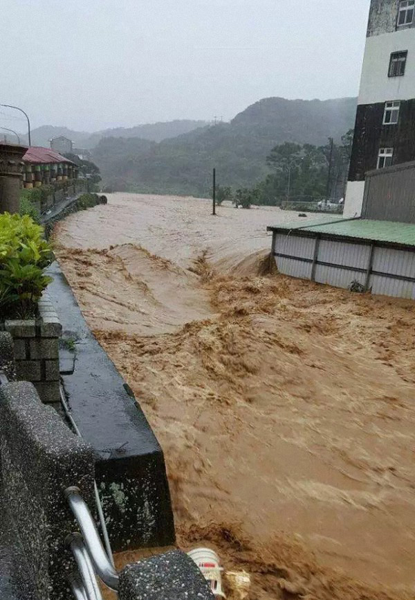 台湾暴雨:大桥被冲断，大学遭淹，台北故宫如瀑布