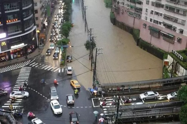 台湾暴雨:大桥被冲断，大学遭淹，台北故宫如瀑布