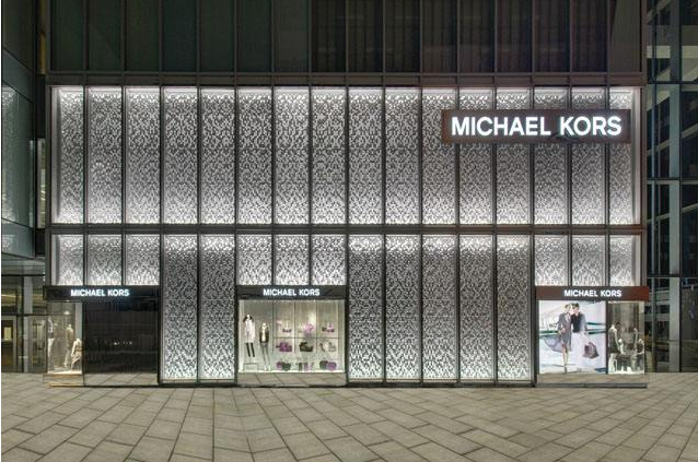 美国轻奢品牌michael kors周三表示将关闭至少100家门店