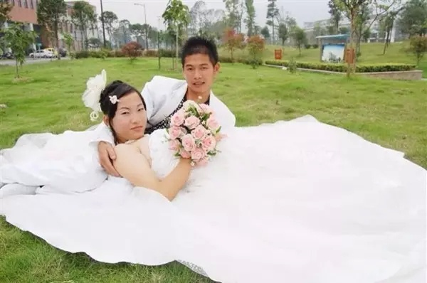 泰国唯一婚纱_泰国传统婚纱服饰图片(3)