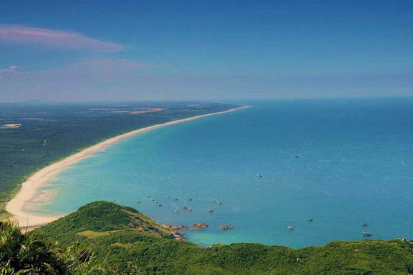 倘若来到海南岛仅仅享受大海,沙滩的海边之旅而错过海口,不得不说是个