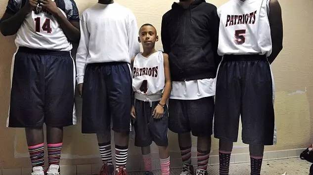 整个篮球界都在热论这个神奇小子 朱利安-纽曼,身高4'5(约1米43 今年