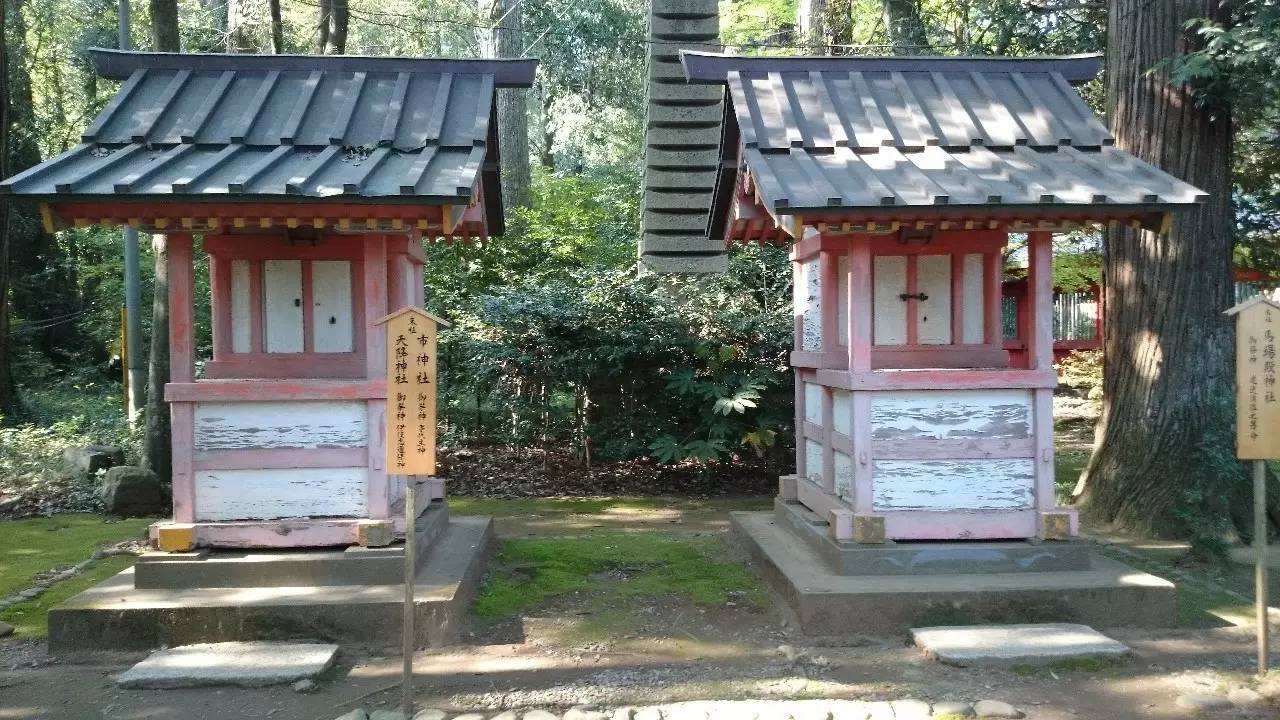 这些叫做"摄社"末社"的小神社里供奉着主祭神的陪神,子神,本地的