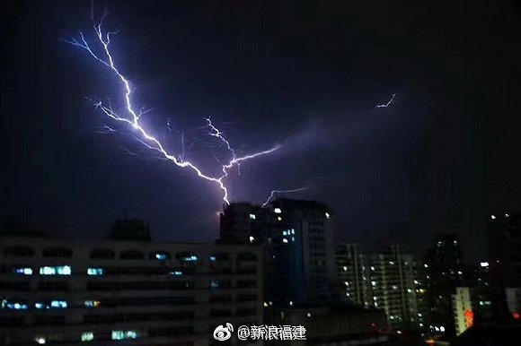 电闪雷鸣,地震海啸,夕阳彩虹,龙卷风,火山爆发,流星,日月食.