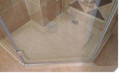 淋浴房装修做地面拉槽,完美解决防滑和排水问题