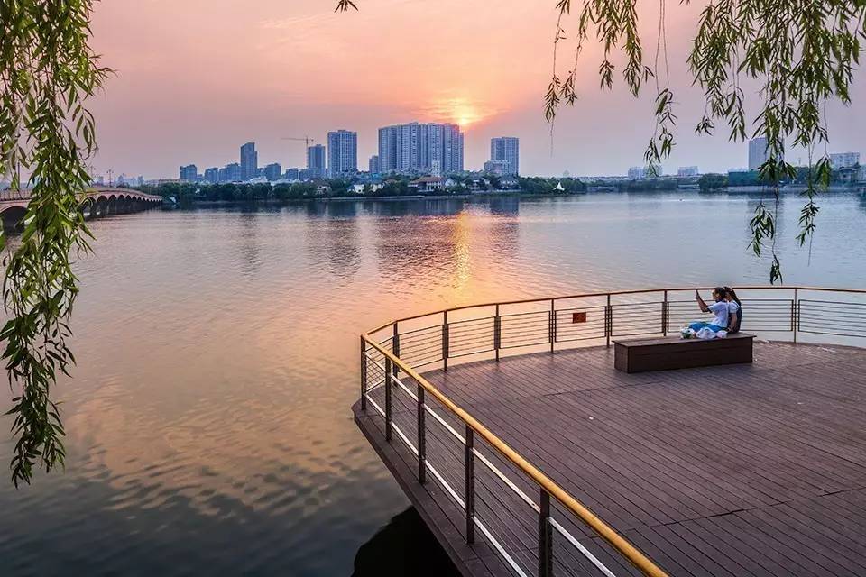 方山景区 百家湖凤凰广场02从公园里向远处望去,有长江看,还有球场,走