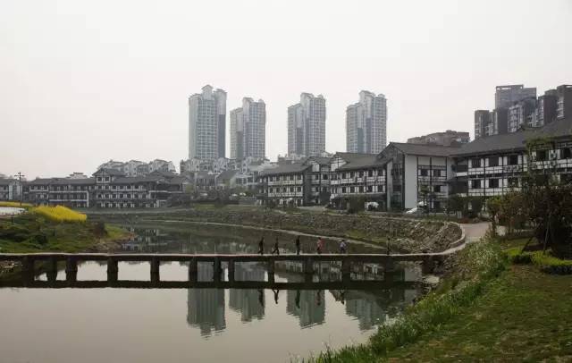 三洞沟是一道幽深险峻的峡谷,属青砂岩断裂峡谷带两岸地台怪石嶙峋