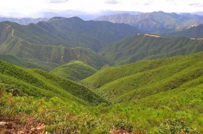 昆明附近有架黑风山,进去暗无天日,至今仍未开发