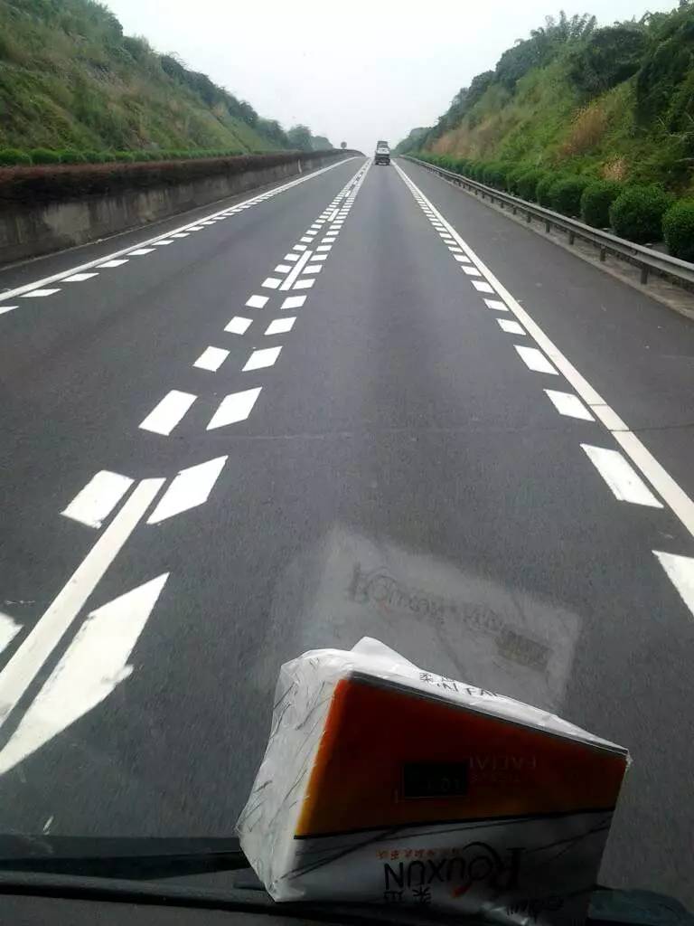 作用  高速公路车距确认标线作用为,见此标线时,驾驶人应与前车