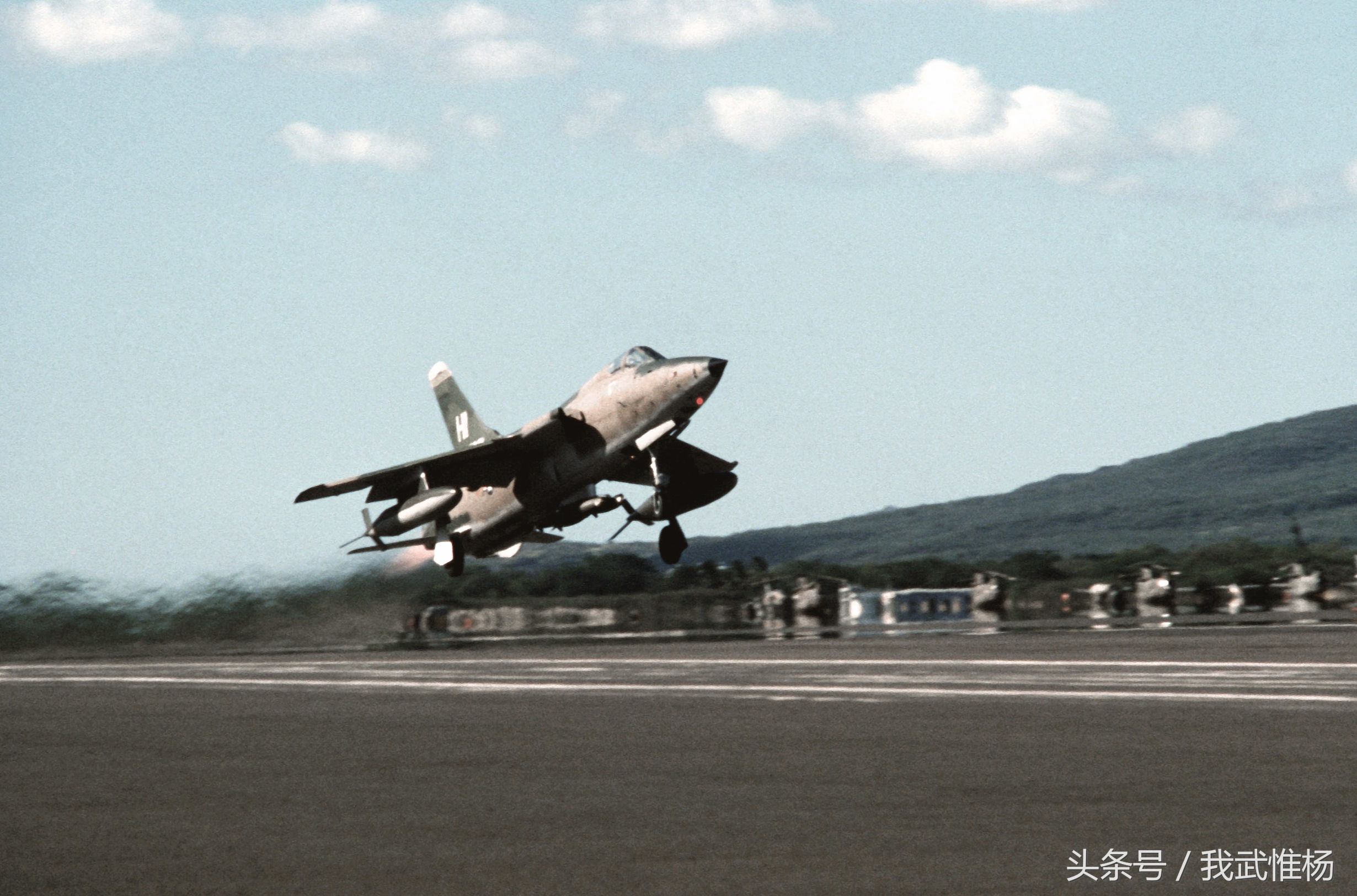 f-105战斗轰炸机执行核攻击任务时f-105战斗轰炸机有十多个改型,f-105