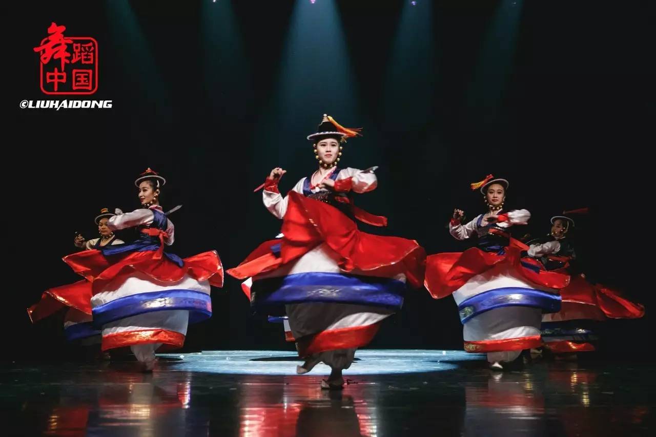 李品遐,张芳泽,陈媛媛 简介:刀舞,是中国朝鲜族传统舞蹈,是一种由剑舞