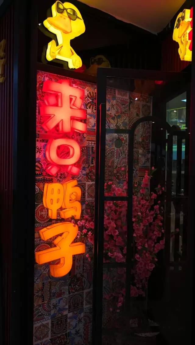 昆明高颜值男服务员都在这家鸭店,2妹子花49元