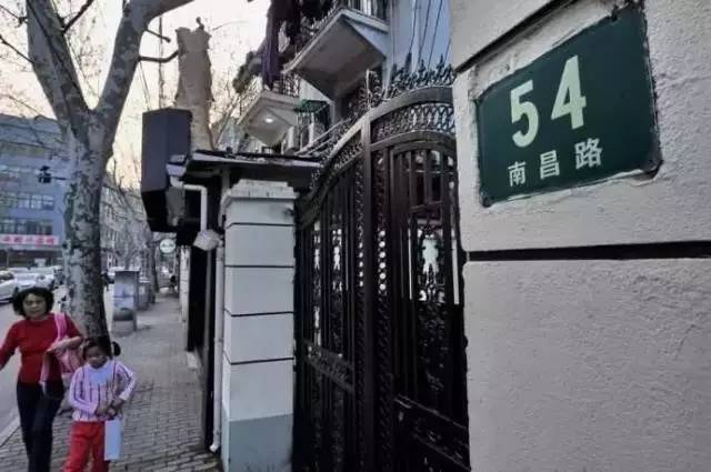 上海南昌路是跨黄浦区和徐汇区的一条街道,该路东西走向,东起重庆南