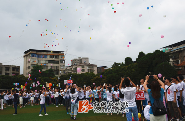 蓝山:减压有奇招 "喊楼"为高三学长学姐加油(组图)