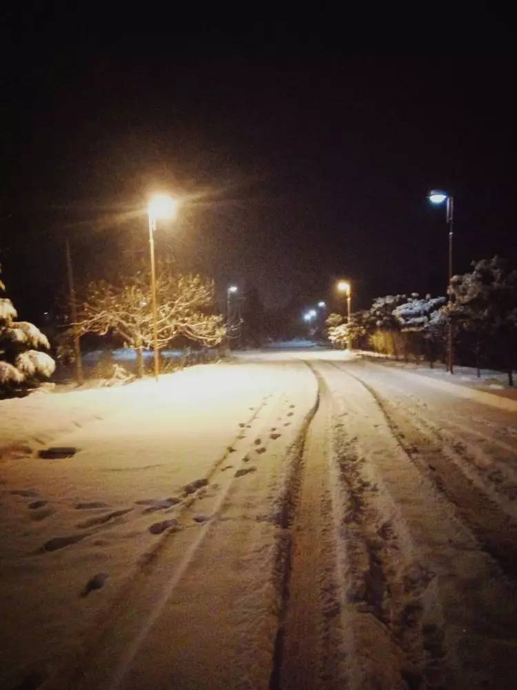 雪夜 遥望 孤独的路 无人漫雪而行