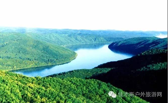 黄金古镇风景区位于萝北县太平沟乡太平沟村北侧的太平沟,以清朝晚期