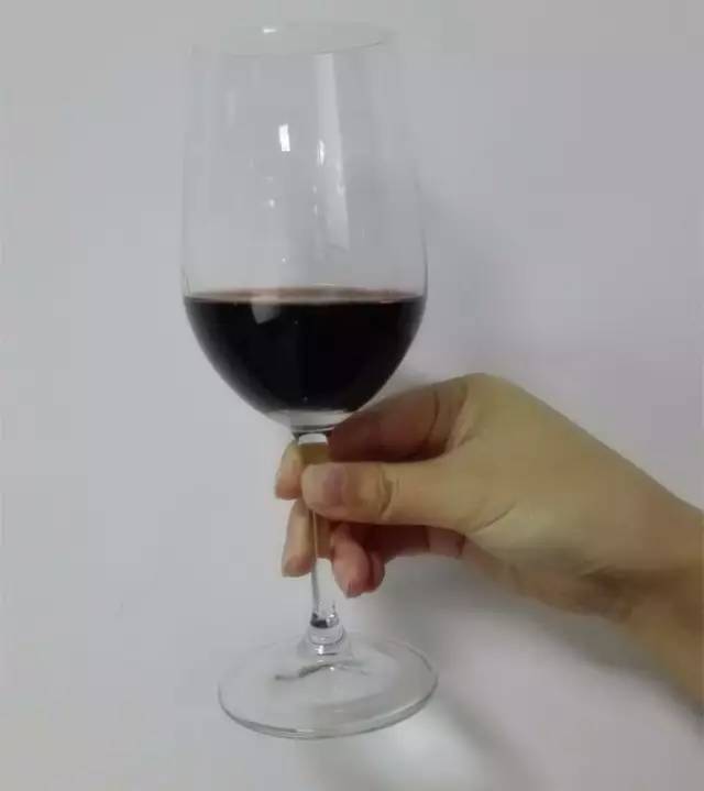 这种姿势也是专业品酒师的常用姿势,为的是便于晃动酒杯.