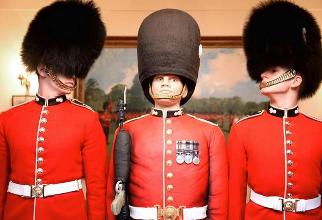 但最早佩戴熊皮帽子的是法国士兵,初衷是让士兵的个头看起来更高,更有