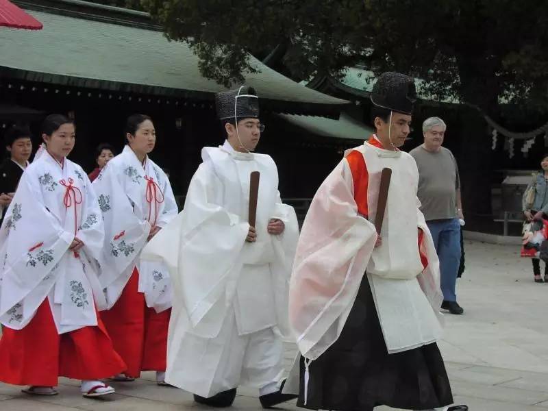 神宫里的神官称为"祭主","大宫司",神社的首领称为神主.