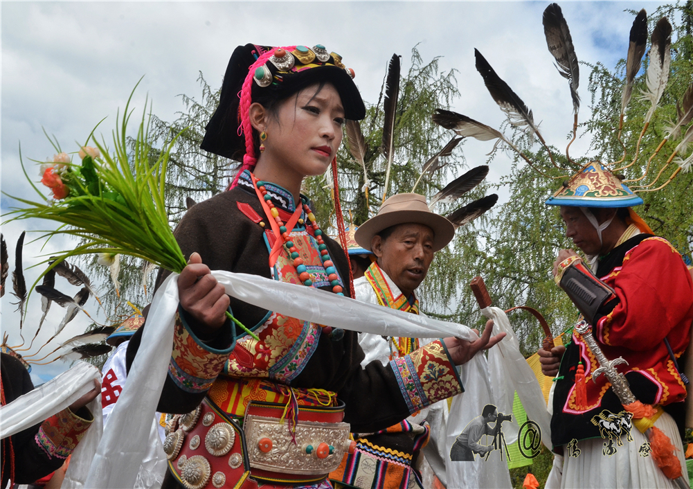 旅游 正文  四姑娘组合也以四姑娘的名义,祭祀斯格拉山神,人们一起