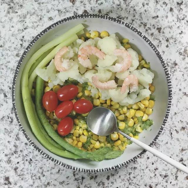 轻食沙拉食谱| 玉米芦笋虾仁沙拉/酸甜蔓越莓酱汁