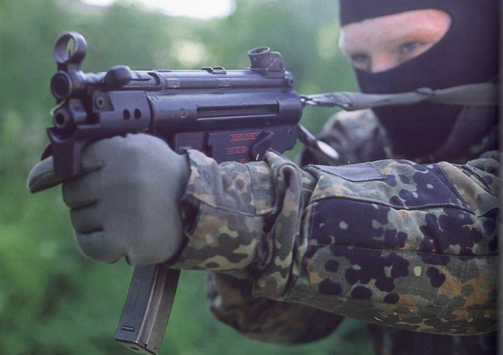 德国mp5k冲锋枪特别适合保镖使用可直接放入公文包