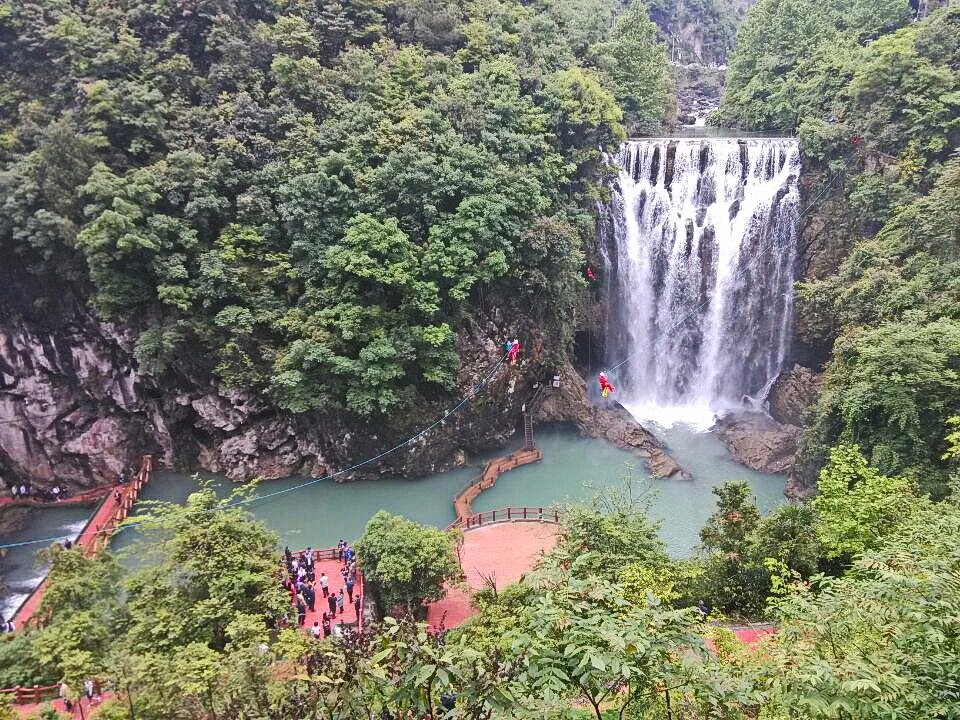 以往,媒体对贵州绥阳县红果树景区的聚焦多是针对其美景,负氧离子,鲜