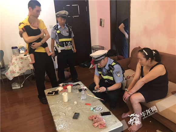 警方捣毁一秘密吸贩毒窝点 女子吸毒婴儿在旁"蹭烟"(组图)