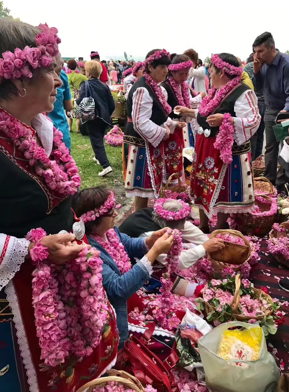 保加利亚玫瑰节中的极至旅行团友们