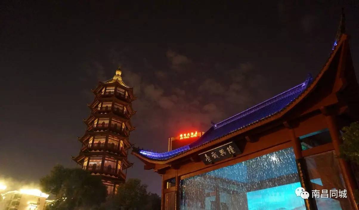 亲们,绳金塔的夜景是不是很美腻.