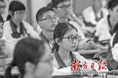 东莞实验中学,一个班上有不少戴眼镜的学生.南方日报记者孙俊杰摄