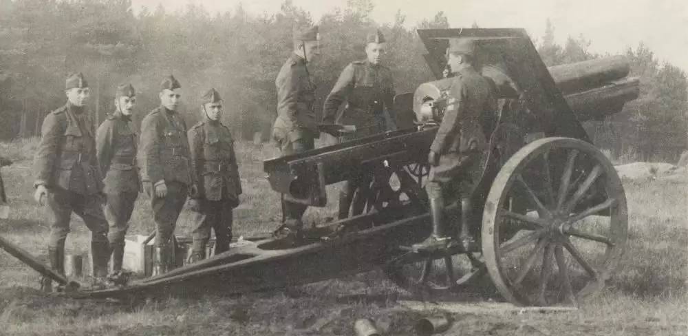 1918年,比利时炮兵正在演练刚刚装备的法国施奈德1917型155mm榴弹炮.