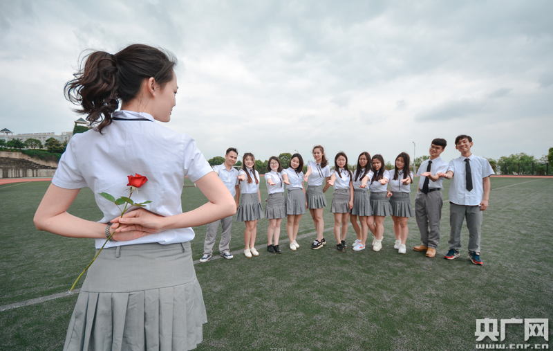 大学四年一路走来,越来越怀念校园生活,拍摄一组创意毕业照留住校园