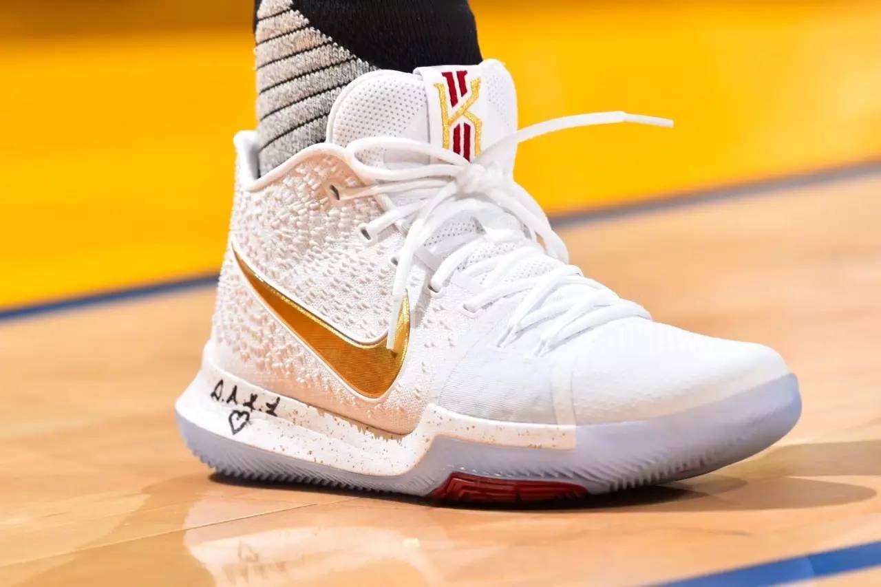 kyrie irving - kyrie 3 pelebron james - soldier 11 peandre