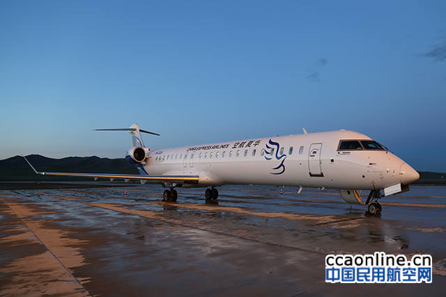 华夏航空庞巴迪crj-900飞机 摄影:王敬玲