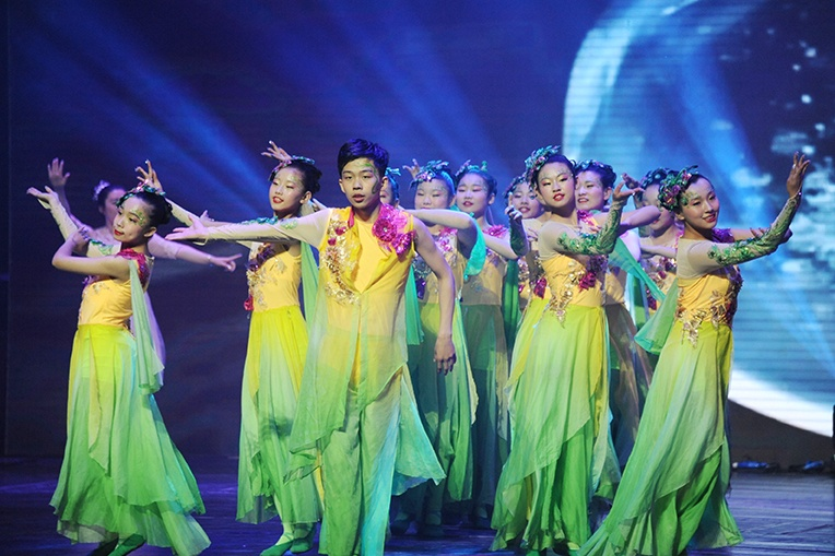 十八般"舞艺"辽宁省少年儿童联欢会引来阵阵掌声
