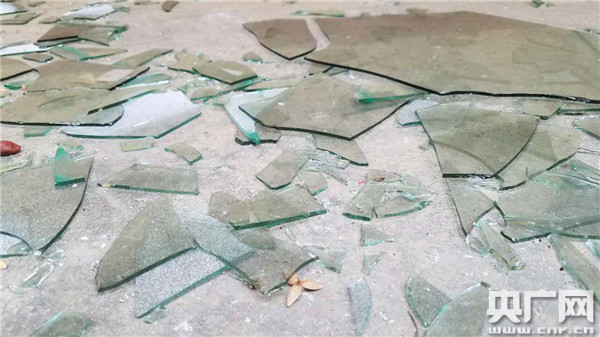 事故现场周边村民家中的窗户玻璃被震碎.