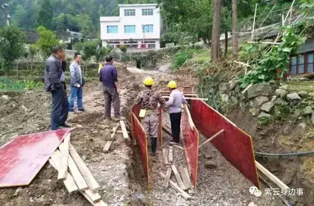 翻过鼠场坡后山腰,紫云县水务局技术人员正在勘测取水工程管道路线和