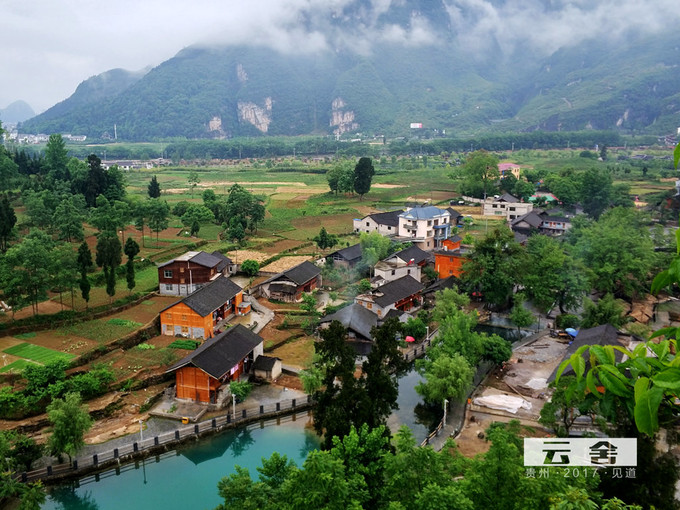 从村边的小山上可以看到云舍村全景.