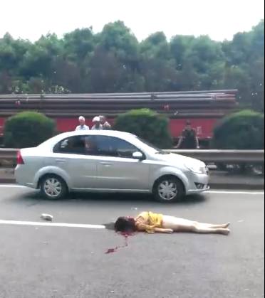 【车祸】一女子312国道被撞,当场身亡.