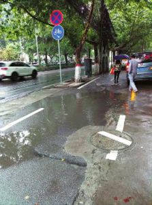 路面下陷 一下雨就积水(图)