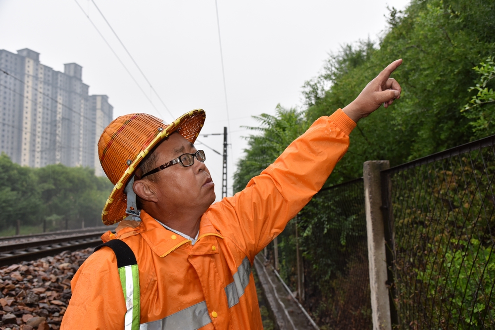 洛阳工务段陇海线Ⅱ级防洪点 降雨昼夜巡查保畅通