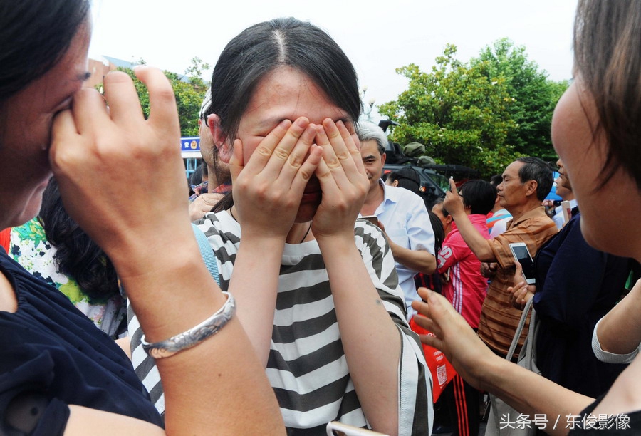 这是喜极而泣,因为高考让一代人渐渐远去,到另一个场地…… 返回搜