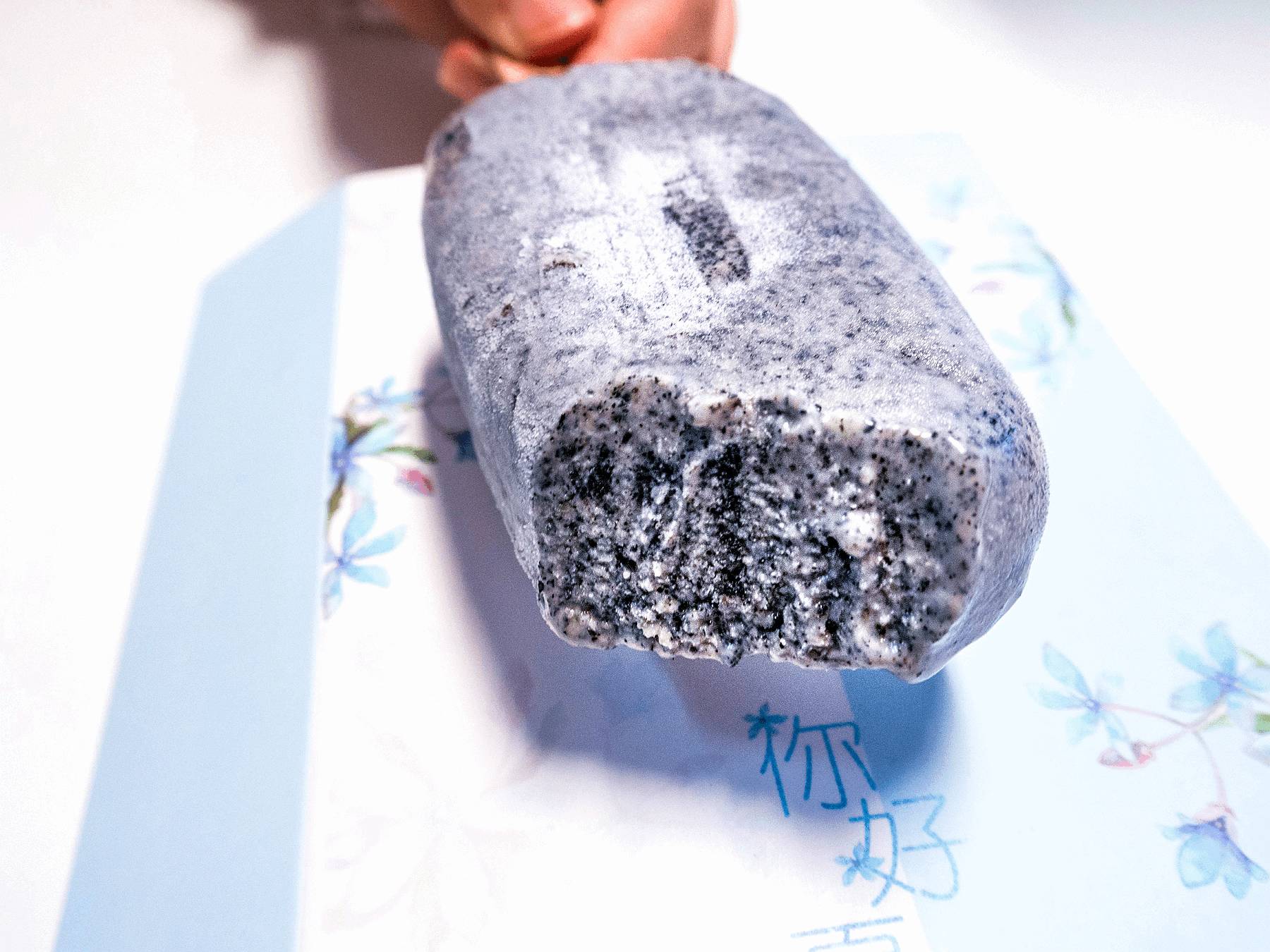 口感丝滑,加上黑芝麻的用料,一根小冰棍也可以很 健康 养生! 蓝莓雪糕