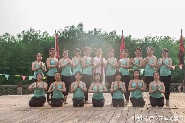 西安汉城湖一群美女瑜伽高难度动作你见到了吗？