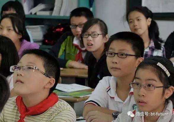 导 读 在升学的现实压力下,家长和学校等对于孩子们的学习成绩比较