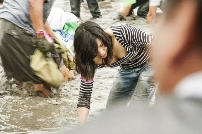 钓鱼哪有抓鱼爽,男男女女蜂拥而上,人欢鱼跃