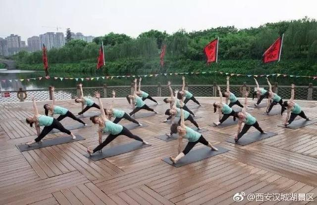 西安汉城湖一群美女瑜伽高难度动作你见到了吗？